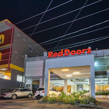RedDoorz near Bahu Mall Manado Malalayang Exterior foto