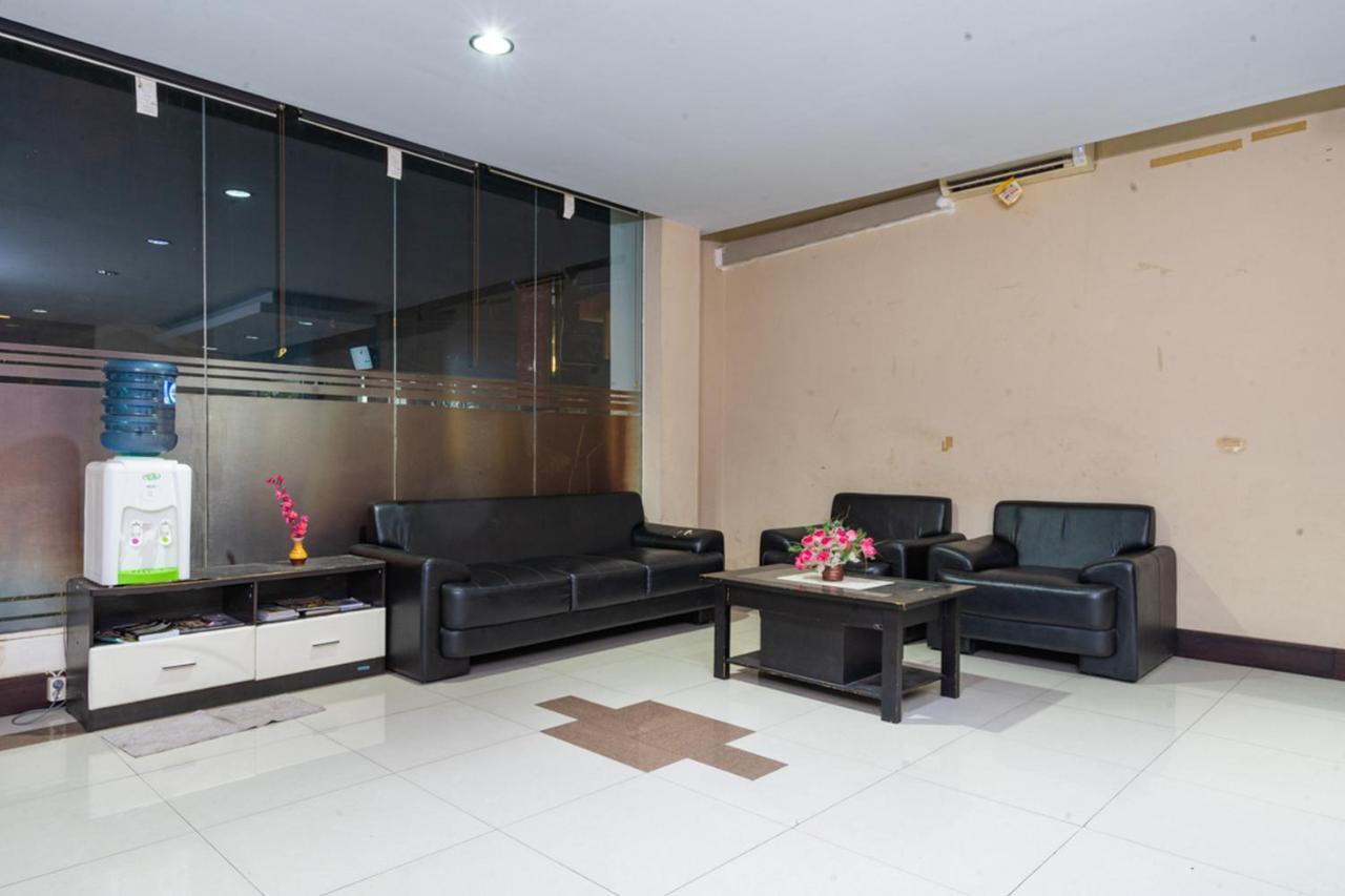 RedDoorz near Bahu Mall Manado Malalayang Exterior foto