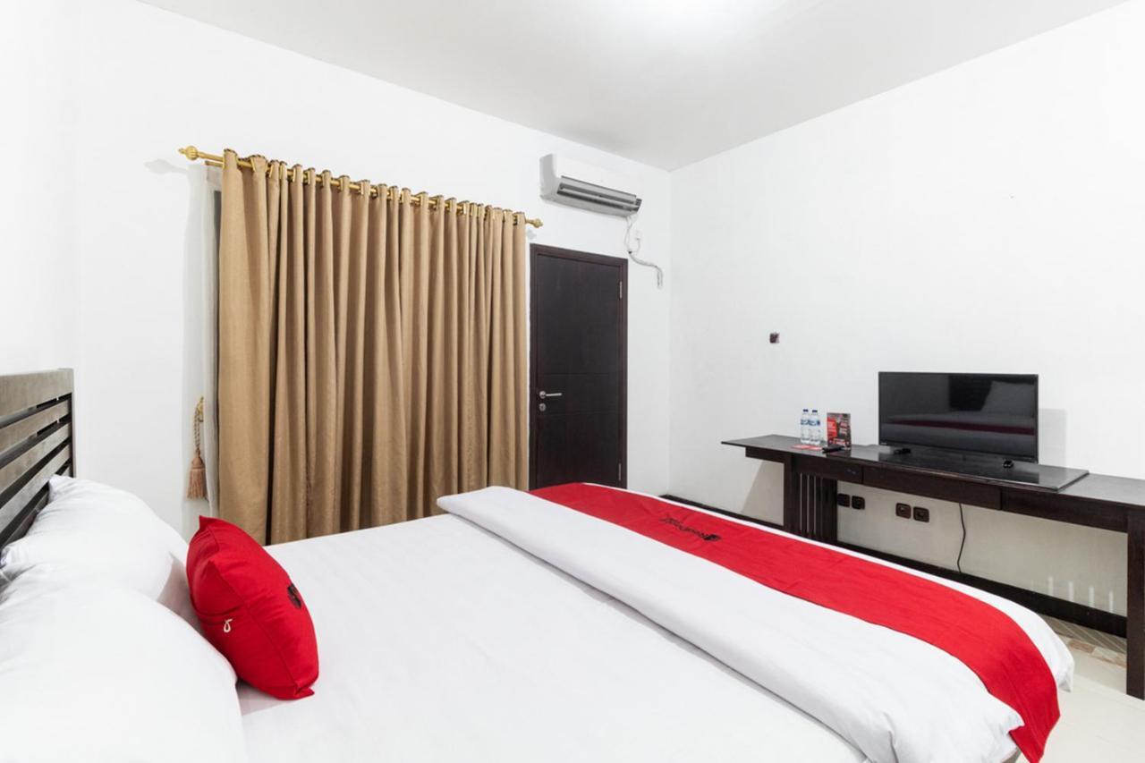 RedDoorz near Bahu Mall Manado Malalayang Exterior foto